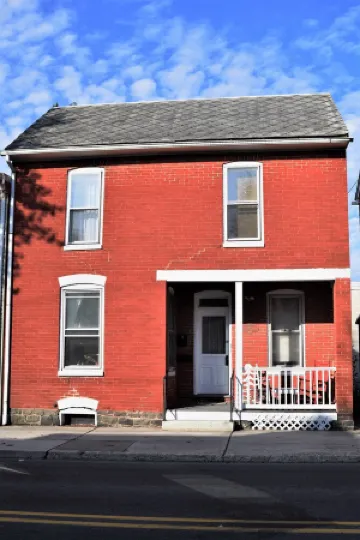 Lincoln Quarters, 2nd floor,  Only 2 blocks to the center of town.