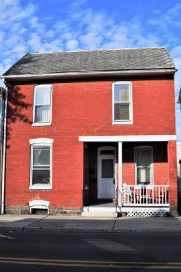Lincoln Quarters, 2nd floor,  Only 2 blocks to the center of town.