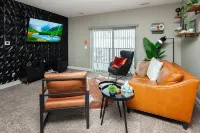 The Carmel/Bold/Massage /Chair Spacious / 3D Wall / Pool / Gym / Tanning Bed Hotels in West Des Moines