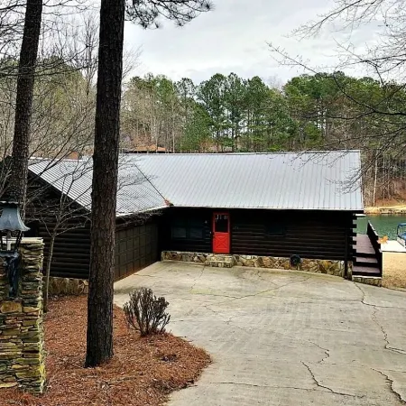 4 B/R, Flat Lot, Only a few Steps to the Water, Beautiful Lake Front, Quiet Cove