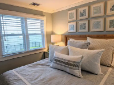 Cozy Cottage Waterfront Home In Portsmouth Hotels in Portsmouth