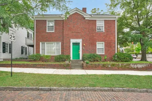 HEART OF DOWNTOWN (Riverwalk, River View, Walk to Shopping, Dining, and Spirits)