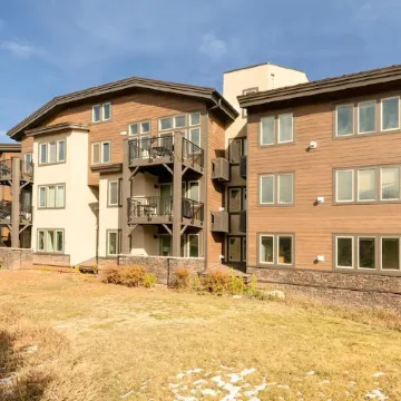 Top-Floor Condo w/ Mountain Views, Loft, Heated Garage – Sleeps 5