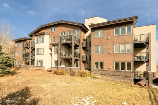 Top-Floor Condo w/ Mountain Views, Loft, Heated Garage – Sleeps 5