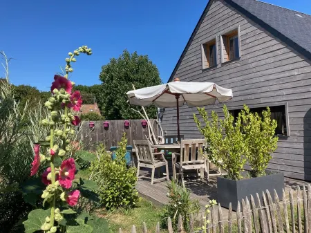 YOUR CALM AND COZY CHALET 200 M FROM THE BEACH