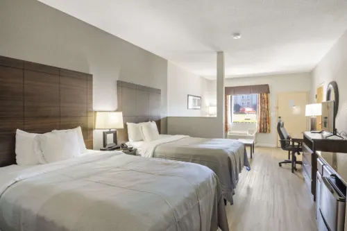 Quality Suites Hickory South Отели в г. Хикори