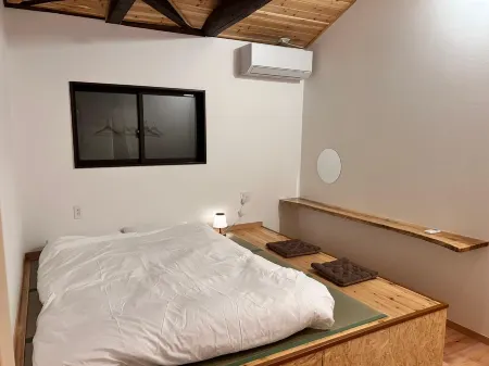 Yamaboushi Tsushima - Guesthouse & Cafe Отели рядом с достопримечательностью «Eboshidake Observatory»