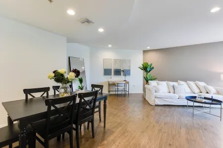 Lavish Living, Lux Marina Views Отели рядом с достопримечательностью «Fisherman's Village»