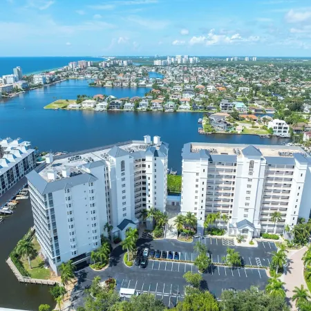 Regatta fully furnished condo!! Two block to Vanderbilt Beach, The Ritz, Mercato