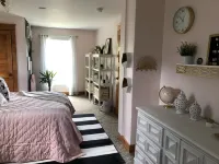 Cody's Downtown Den - DOWNTOWN - New listing & Pets Welcomed!