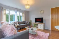 Sleek and Cozy 1BR Resorts World Nearby Hotels in Fordbridge