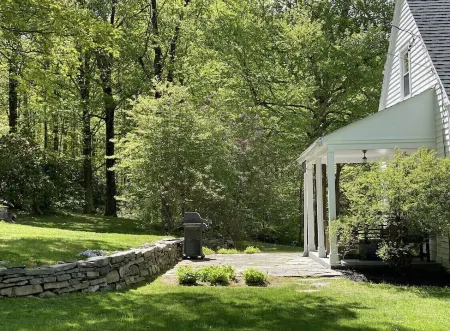 Cozy in the hills of Cape Litchfield Отели рядом с достопримечательностью «Tapping Reeve House and Law School»