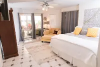 Lakehouse with private pool Hotels in Osage County