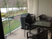 Big Boulder Lake Front Condo/Free WiFi & Parking/Pool/Jacuzzi/Fire Place/Grill