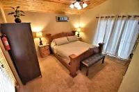 Family friendly log home has great lake views from huge deck! Hotel di 