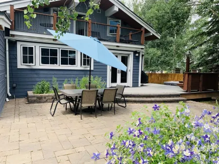 Luxury Home in Town, Hot Tub, Movie Theater, Large Fenced In Yard ⛰