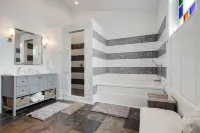 Fabulous Remodel of Historic Bakery with 4 Full Baths - ジャグジー