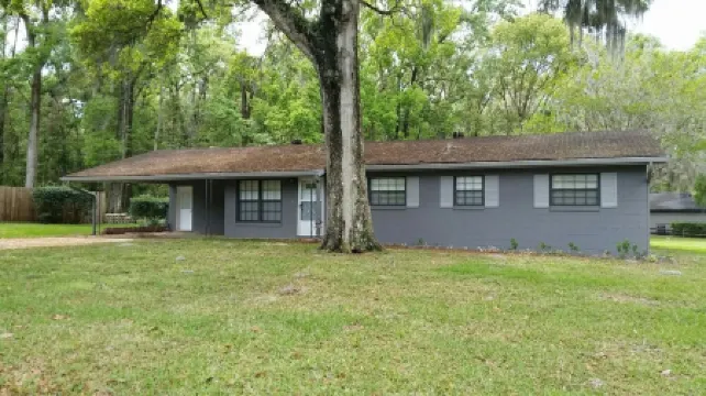 Enjoy a private home in beautiful S.E. Ocala