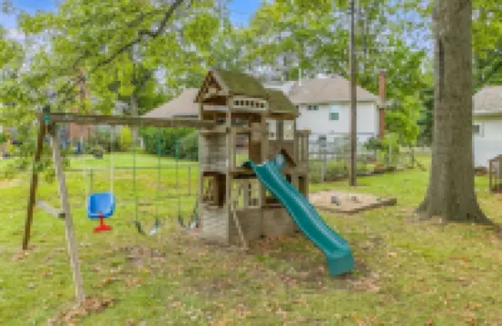 Charming & Affordable 3-bedroom house with WiFi in tranquil Overland Park