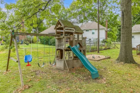 Charming & Affordable 3-bedroom house with WiFi in tranquil Overland Park