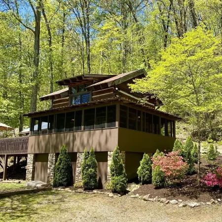 Quaint, Romantic Mountain Antique Log Cabin Near Asheville!