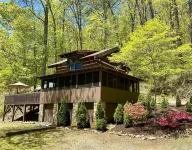 Quaint, Romantic Mountain Antique Log Cabin Near Asheville! - Chalets