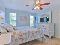 A Lazy River Day & Night 4 Bedrm  w lazy river heated pool! Bikes & Beach Gear! Hotels in Holmes Beach
