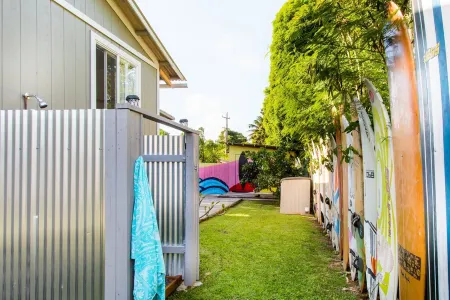 Quaint COTTAGE ~ Walk To Coffee shop, nearby Road to Hana & Haleakala