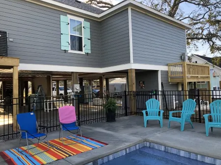 Gorgeous Beach Home with a Salt Water Pool. Perfect for a Summer Vacation! Отели рядом с достопримечательностью «W J Quarles Elementary School»