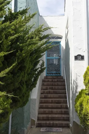 Sunny 1920s Gem – Free Parking, No Chores! Отели рядом с достопримечательностью «Дэвидсон, Маунт»