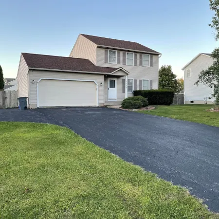 3 bedroom house with fenced in yard and pool close to Syracuse