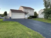 3 bedroom house with fenced in yard and pool close to Syracuse - WiFi