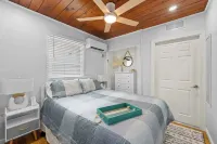 Beautiful Nokomis Beach Cottage. Walk to Beach w/Tranquil & Private Patio