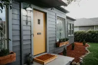 Modern House, Walk To Historic Downtown!