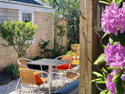 Beachy right near “Children’s” Beach, near town and walking distance from Ferry. Отели рядом с достопримечательностью «Peter Foulger Museum»