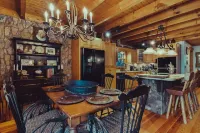 River Rock Mountain Chalet on Coosawattee River / HotTub / Fire-Pit / Riverside