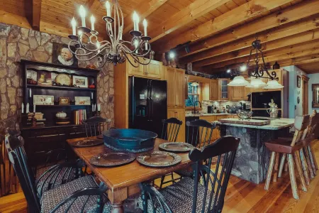 River Rock Mountain Chalet on Coosawattee River / HotTub / Fire-Pit / Riverside