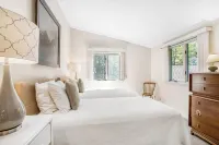 Starlight Deck House: Village house