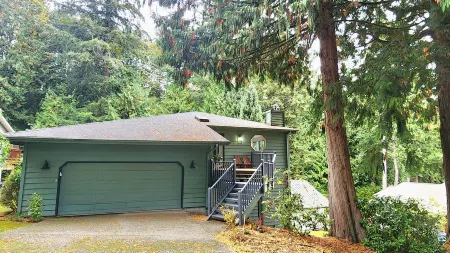 Family-Friendly Lakeview Home w/ Nfl Ticket