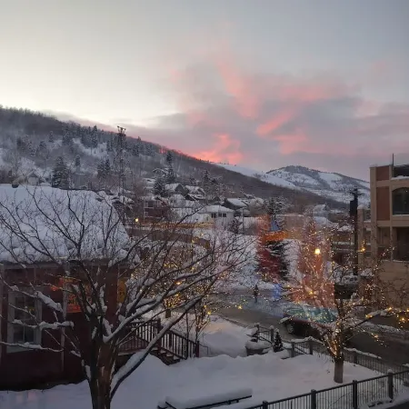 Slope Side-Old Town-Ski In/Out, Free Underground Parking, Newly Remodeled
