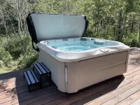 Cozy cabin w/hot tub--- 30 miles from Yellowstone!
