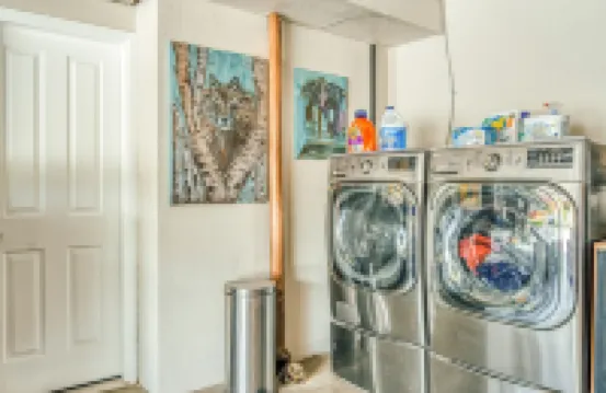 Suite with Hot Tub -AC  - Huge Fenced Yard - Mt. Rainier View - Private Entrance