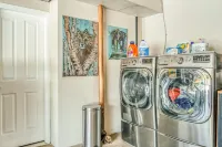 Suite with Hot Tub -AC  - Huge Fenced Yard - Mt. Rainier View - Private Entrance