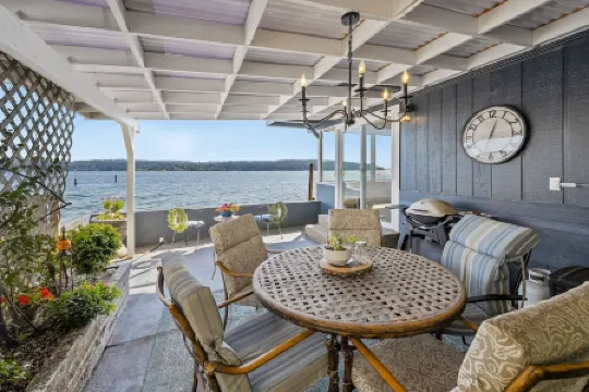 Waterfront-Cozy Cottage on the Water! Best View of Pnw Moody Season. Green Clean