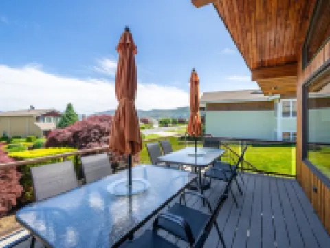 Sunrise Chalet at Wapato Point, Sleeps 12, Half Block to Sandy Beach Waterfront Hotels in Manson