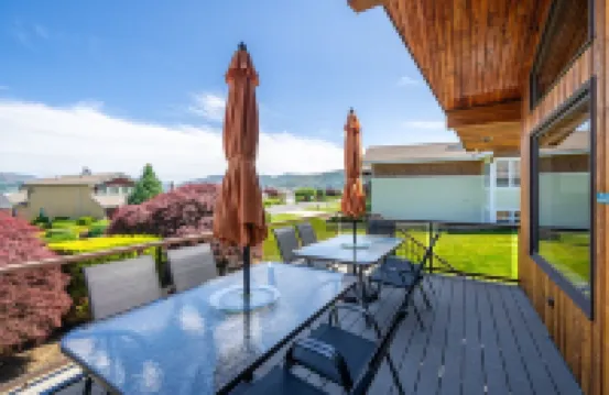 Sunrise Chalet at Wapato Point, Sleeps 12, Half Block to Sandy Beach Waterfront