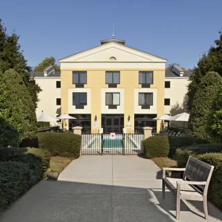 DoubleTree by Hilton Charlotte Airport Отели рядом с достопримечательностью «Библиотека Билли Грэма»