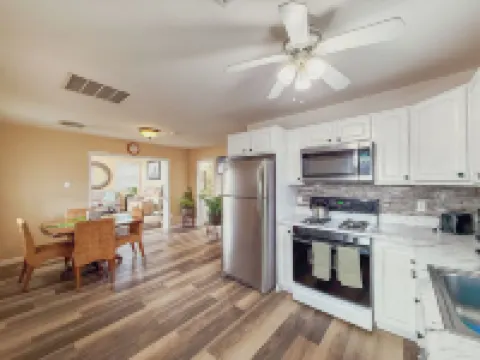 Relaxing 2BR/2BA Entire House, Short Drive from Wildwood & Cape May Beaches