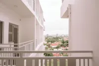 Stylish 1BR City Apartment Hôtels à : Tigbauan