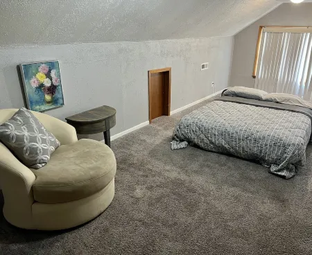 Charming 1920s, pet friendly home, centrally located! Отели в г. Rock Island County